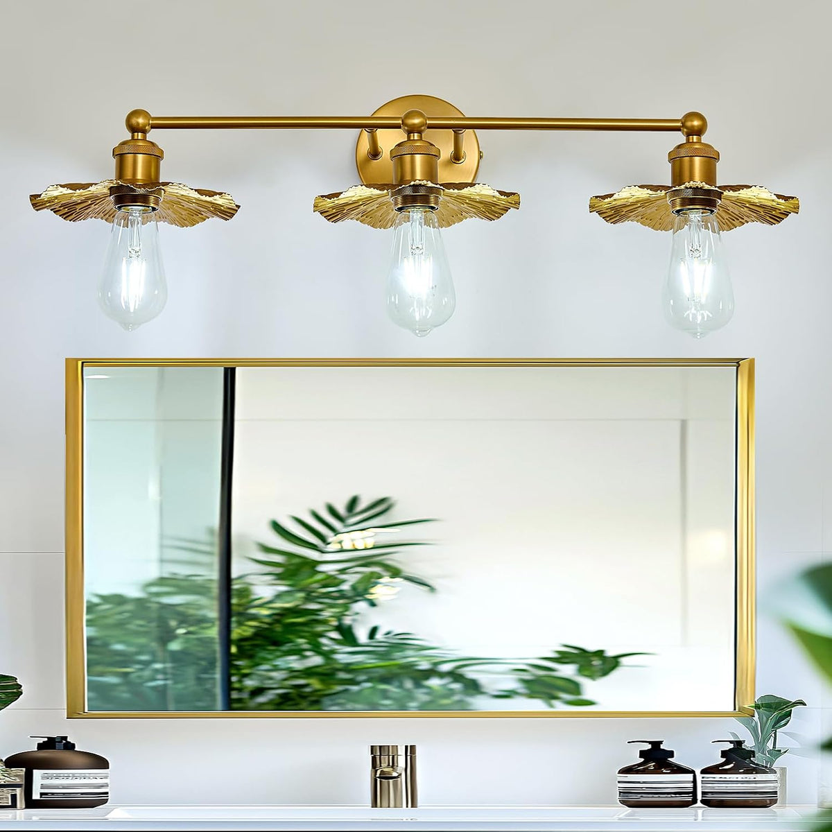 3 Light Vintage Vanity Light Gold Bathroom Light Fixtures Over Mirror.