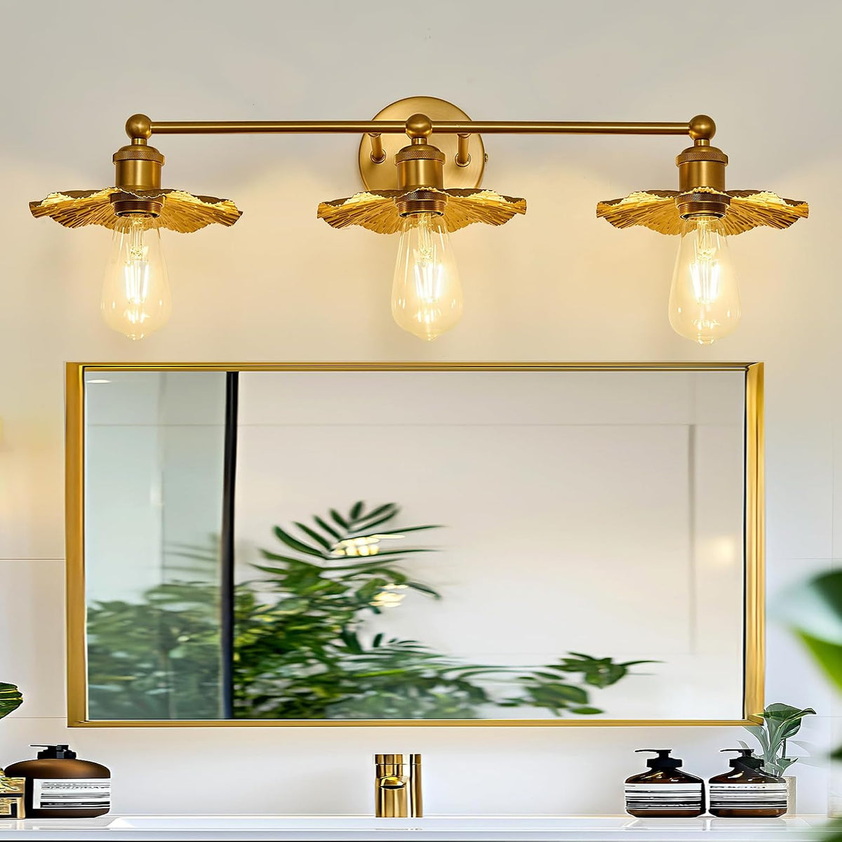 3 Light Vintage Vanity Light Gold Bathroom Light Fixtures Over Mirror.